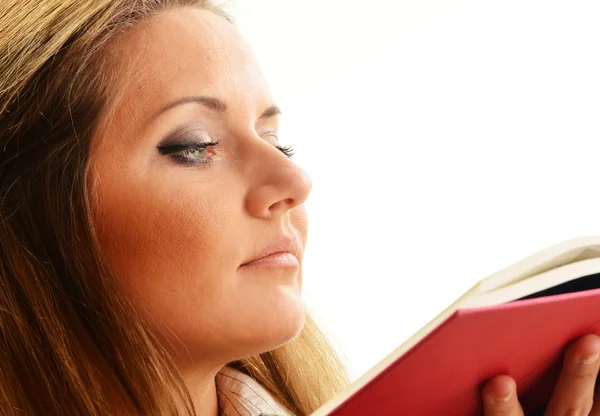 Mladá žena čte knihu. Studentka se učí — Stock fotografie