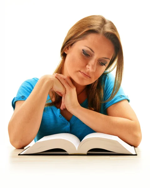 Mujer joven leyendo un libro. Aprendizaje femenino — Foto de Stock