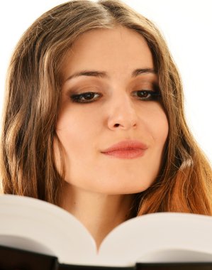 genç kadın üzerinde beyaz izole kitap okuma