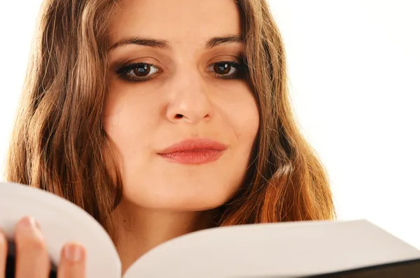 Mujer joven leyendo un libro aislado en blanco — Foto de Stock