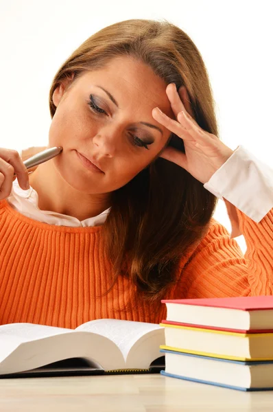 Young woman reading a book. Female student learning — Stock Photo, Image