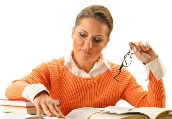 Ung kvinna läser en bok. Kvinnliga studenters lärande — Stockfoto