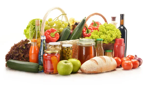 Zusammensetzung mit Lebensmittelprodukten im Warenkorb — Stockfoto