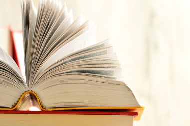 Masanın üzerinde kitaplar olan kompozisyon