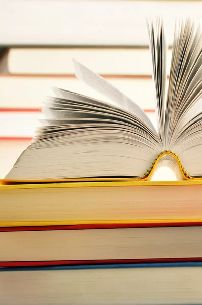 Komposition mit Büchern auf dem Tisch — Stockfoto