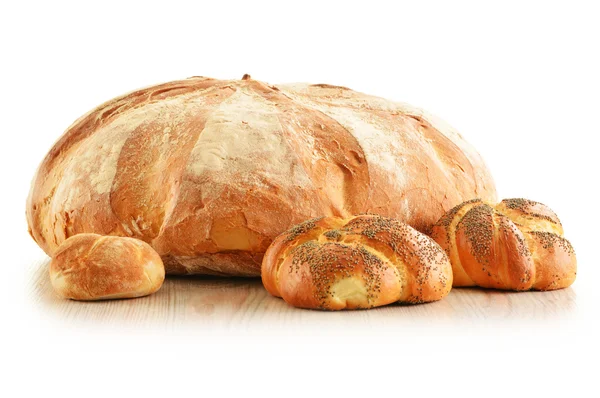 Komposition mit Brot und Brötchen isoliert auf weiß — Stockfoto