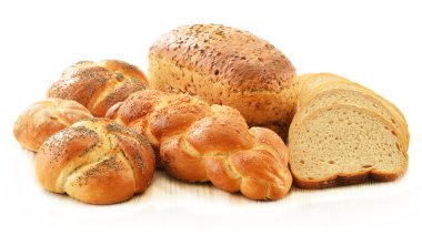 Ekmek ve rulolarla beyazı izole edilmiş kompozisyon