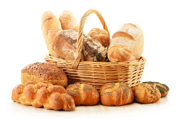 Brood en broodjes in rieten mand geïsoleerd op wit — Stockfoto