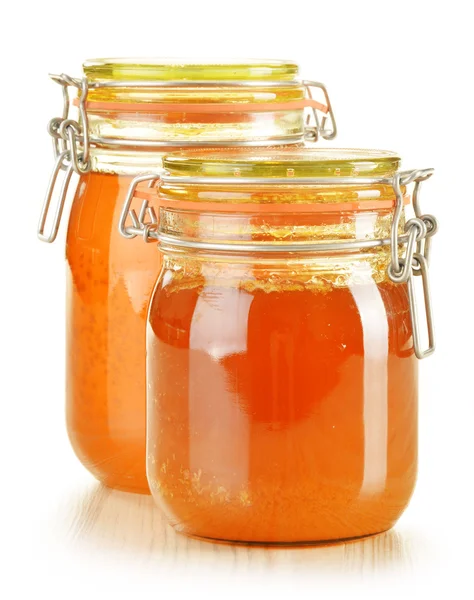 Samenstelling met pot met honing geïsoleerd op wit — Stockfoto