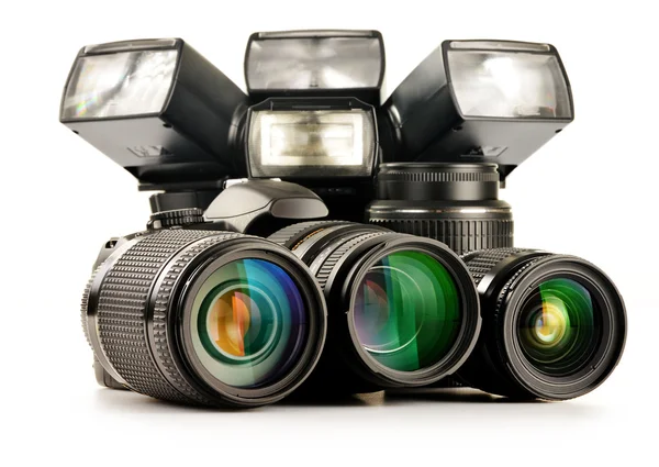 Equipamento fotográfico incluindo lentes de zoom, câmera e luzes de flash — Fotografia de Stock