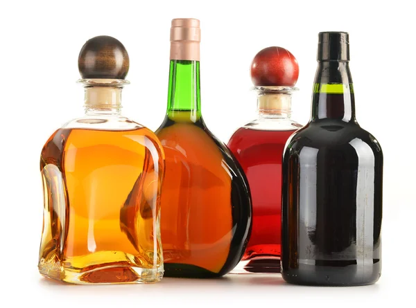 Composición con botellas de diversos productos alcohólicos aislados — Foto de Stock