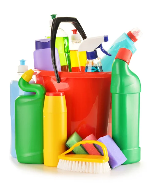 Bottiglie detergenti isolate su bianco. Prodotti chimici per la pulizia — Foto Stock