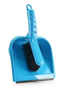 küçük plastik süpürge ve kürek üzerinde beyaz izole