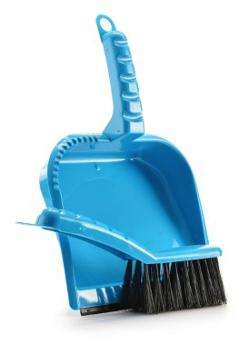 küçük plastik süpürge ve kürek üzerinde beyaz izole