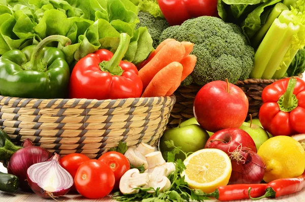 Composición con variedad de verduras crudas —  Fotos de Stock