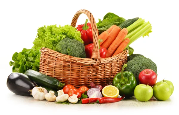 Verduras crudas en canasta de mimbre aisladas en blanco — Foto de Stock