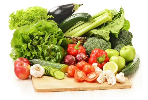 Composición con verduras crudas aisladas sobre blanco — Foto de Stock