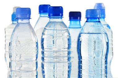 Beyaz üzerine izole edilmiş plastik maden suyu şişeleri.