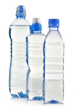 Beyaz üzerine izole edilmiş plastik maden suyu şişeleri.