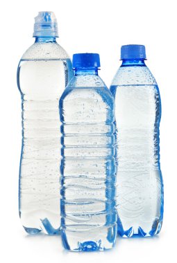 Beyaz üzerine izole edilmiş plastik maden suyu şişeleri.