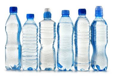 Beyaz üzerine izole edilmiş plastik maden suyu şişeleri.