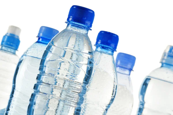 Plastové láhve minerální vody izolované na bílém — Stock fotografie