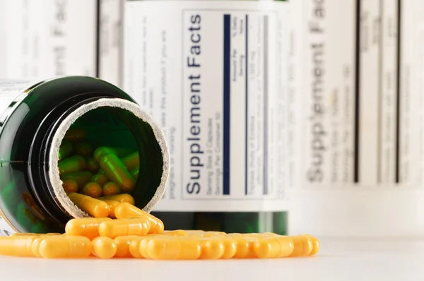 Composizione con capsule di integratori alimentari. Pillole antidroga — Foto Stock