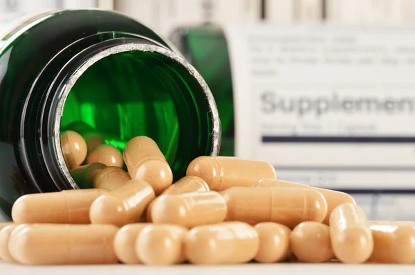 Samenstelling met voedingssupplement capsules. drug pillen — Stockfoto