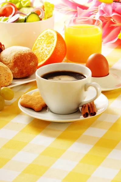 Σύνθεση με πρωινό στο τραπέζι — Φωτογραφία Αρχείου