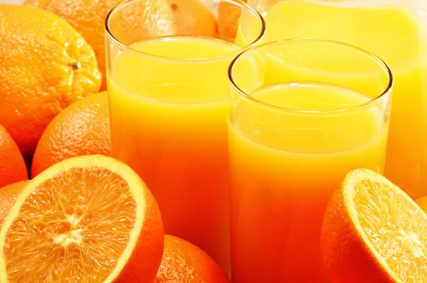Composición con dos vasos de zumo de naranja y frutas —  Fotos de Stock
