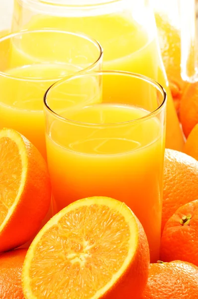 Iki bardak portakal suyu ve meyve ile kompozisyon — Stok fotoğraf