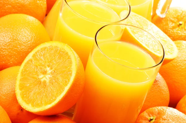 Composição com dois copos de suco de laranja e frutas — Fotografia de Stock