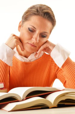Kitap okuyan genç bir kadın. Kız öğrenci öğrenimi