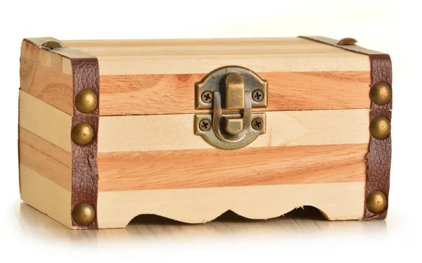 Ręcznie wykonane drewniane pudełko na białym tle — Zdjęcie stockowe
