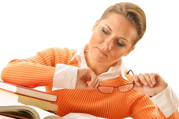 Een jonge vrouw die een boek leest. Vrouwelijke studenten leren — Stockfoto