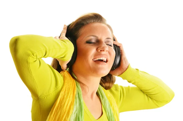 Felice giovane donna ascoltando la musica in cuffia isolato — Foto Stock