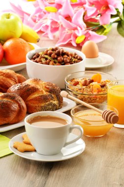kahvaltı kahve, ekmek, bal, portakal suyu, müsli de dahil olmak üzere bir