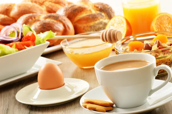 Desayuno con café, pan, miel, zumo de naranja, muesli a — Foto de Stock