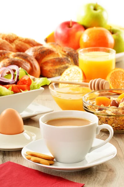 Frukost med kaffe, bröd, honung, apelsinjuice, müsli en — Stockfoto
