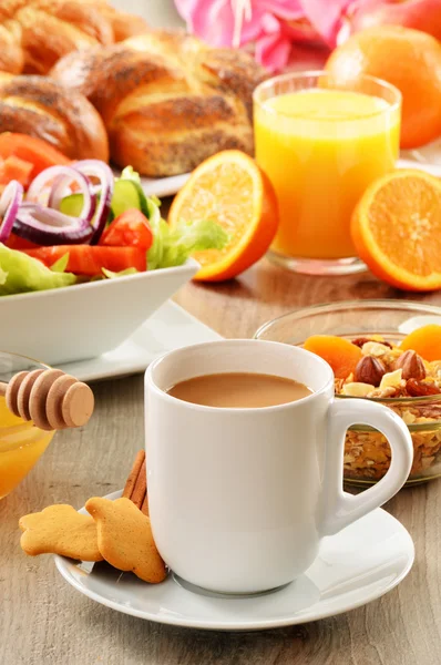 Kahvaltı kahve, ekmek, bal, portakal suyu, müsli de dahil olmak üzere bir — Stok fotoğraf