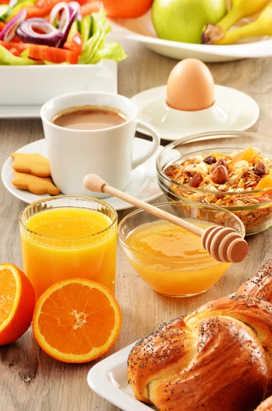 Сніданок, включаючи каву, хліб, мед, апельсиновий сік, мюслі — стокове фото