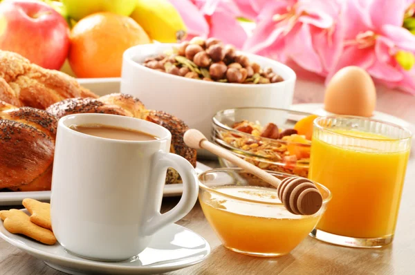 Frühstück mit Kaffee, Brot, Honig, Orangensaft, Müsli und — Stockfoto