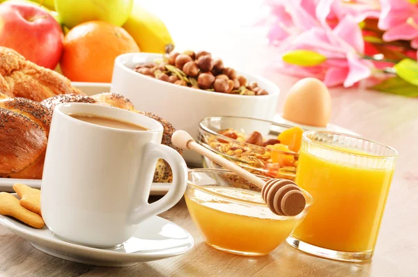 Ontbijt inclusief koffie, brood, honing, sinaasappelsap, muesli een — Stockfoto