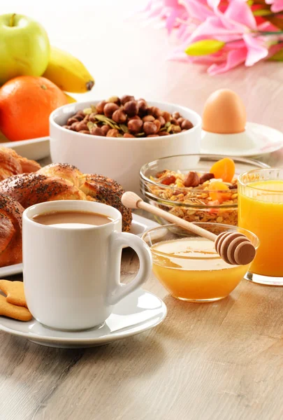 Frühstück mit Kaffee, Brot, Honig, Orangensaft, Müsli und — Stockfoto