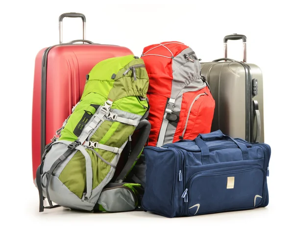 Багаж, состоящий из больших чемоданов рюкзаков и дорожной сумки — стоковое фото