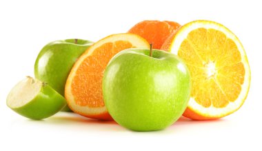 Beyaz üzerine izole edilmiş elma ve portakallı bileşim