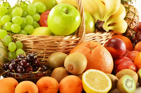 Composição com frutas sortidas em cesta de vime — Fotografia de Stock