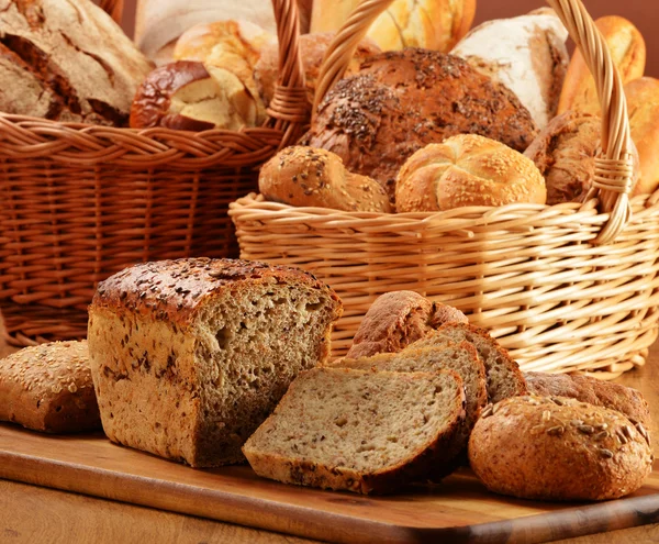 Samenstelling met brood en broodjes in rieten mand — Stockfoto