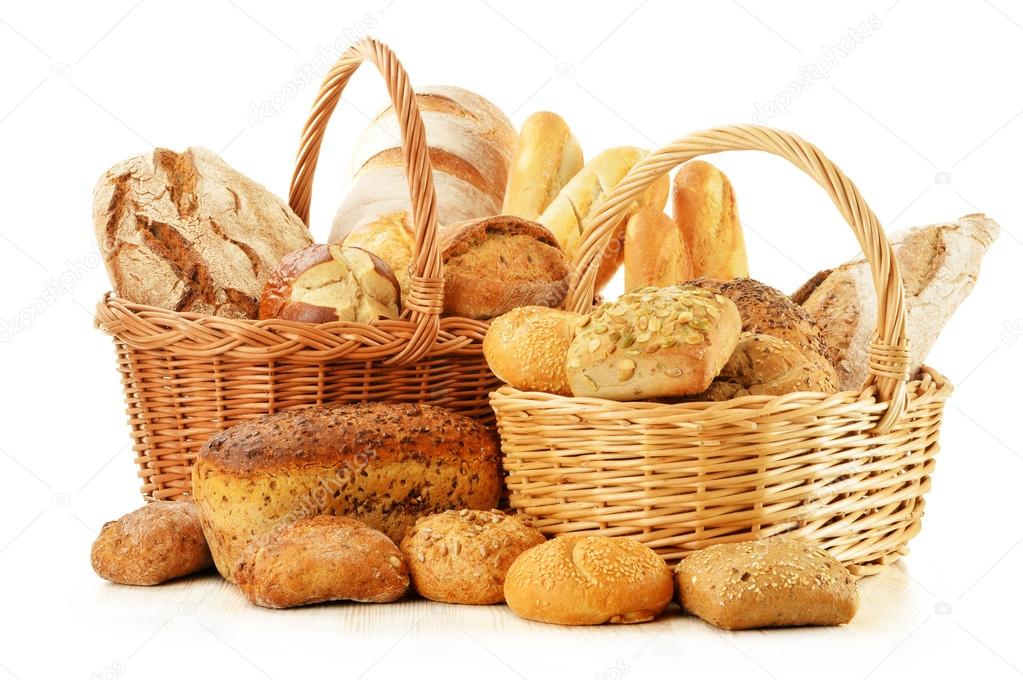 Pane e panini in cesto di vimini isolato su bianco - Foto ...
