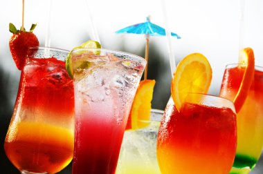 beş bardak içki ile kompozisyon